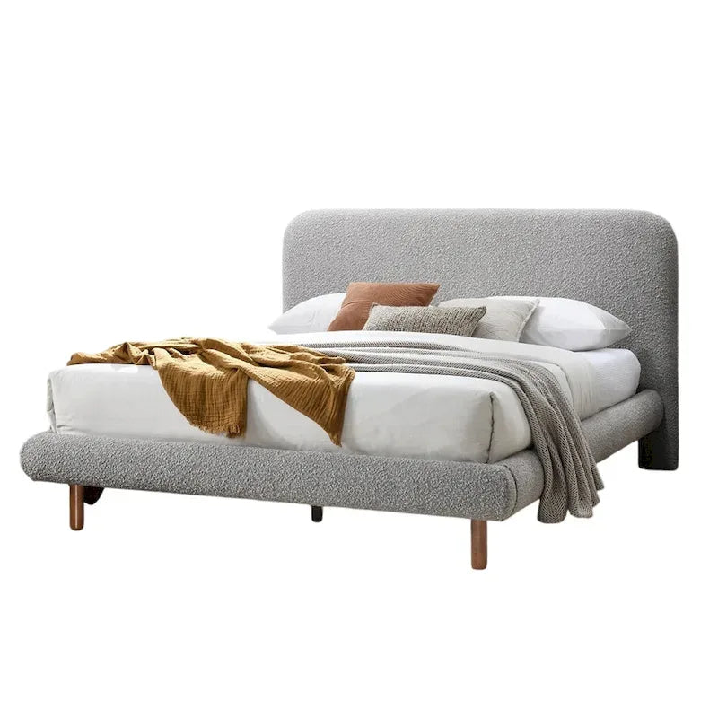 Grand lit avec bords incurvés, revêtement en tissu bouclette gris et pieds en bois marron