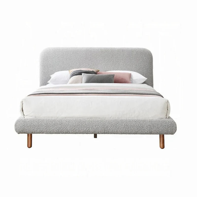 Grand lit avec bords incurvés, revêtement en tissu bouclette gris et pieds en bois marron