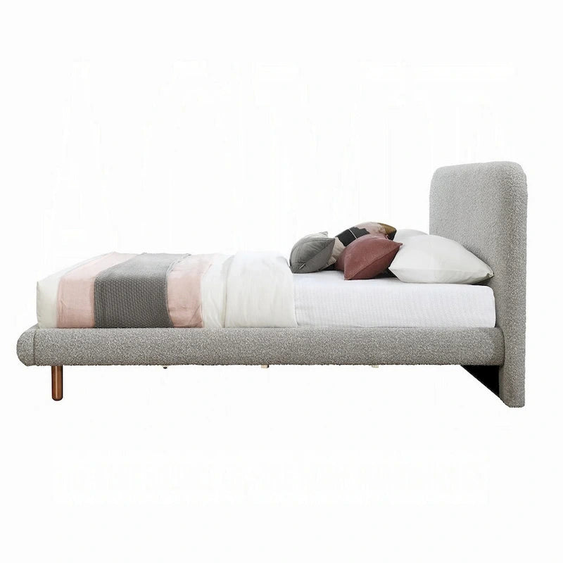 Grand lit avec bords incurvés, revêtement en tissu bouclette gris et pieds en bois marron
