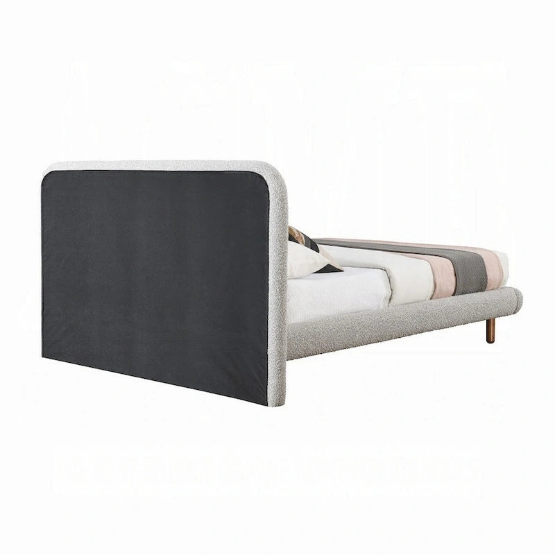 Grand lit avec bords incurvés, revêtement en tissu bouclette gris et pieds en bois marron