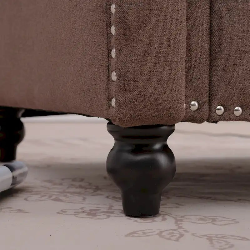 Fauteuil d'appoint à accoudoirs arrondis marron de 95 cm avec détails cloutés argentés