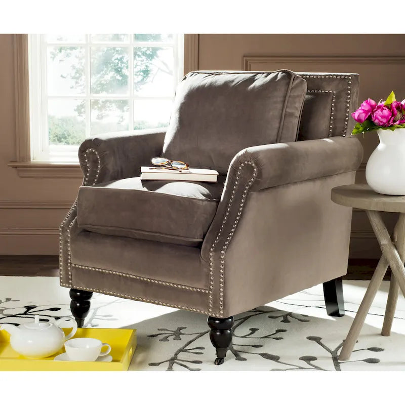 Fauteuil club classique à accoudoirs arrondis avec revêtement en lin et détails cloutés