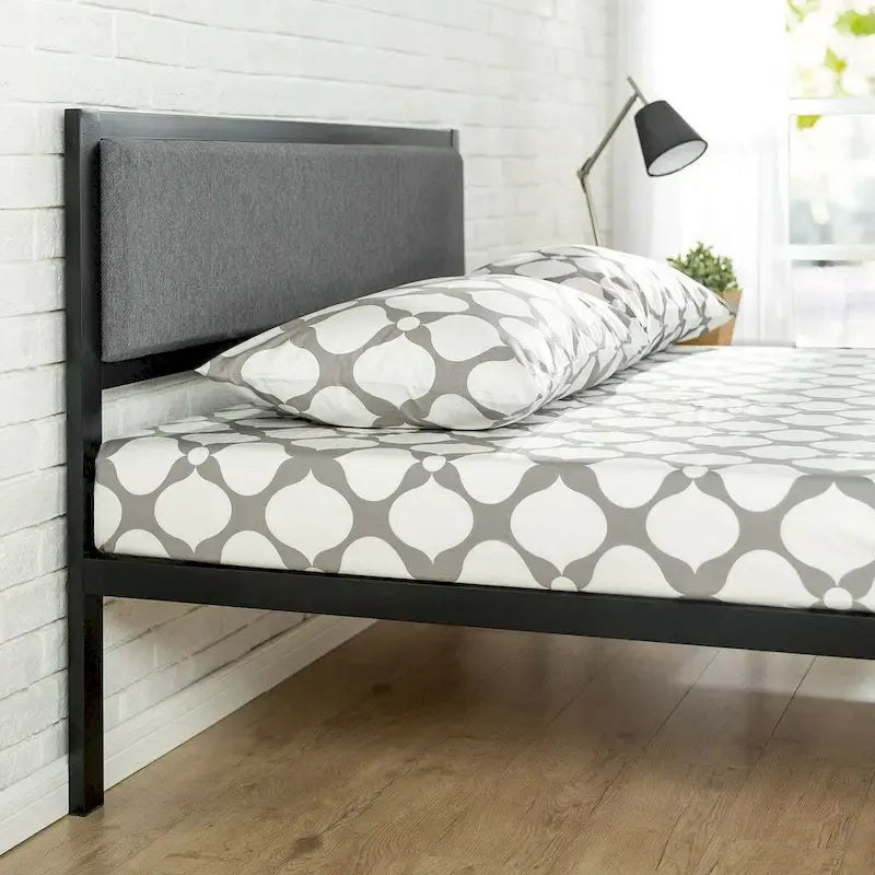 Cadre de lit plateforme King Size en métal avec lattes en bois et tête de lit rembourrée